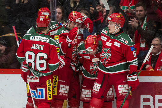 Modos Sebastian Ohlsson jublar med lagkamrater