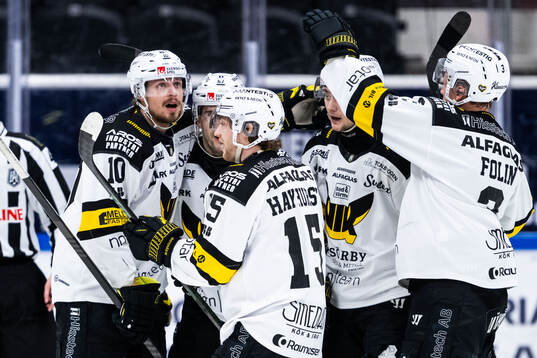 Västerås Jacob Hayhurst jublar med lagkamrater