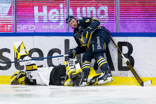 Västerås målvakt Rasmus Korhonen och Södertäljes