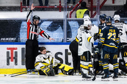 Västerås målvakt Rasmus Korhonen har ont