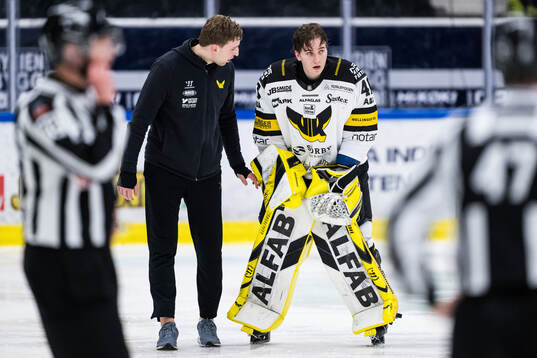 Västerås målvakt Rasmus Korhonen har ont