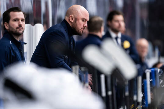 Södertäljes assisterande tränare Nicklas Grossman deppar