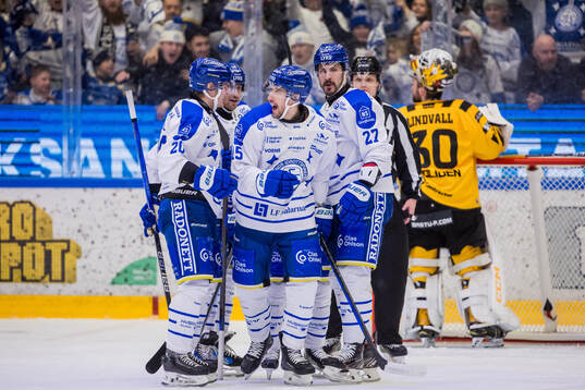 Leksands Max Veronneau jublar med lagkamrater