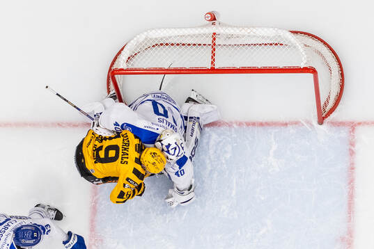 Skellefteås Martins Dzierkals och Leksands målvakt Mantas