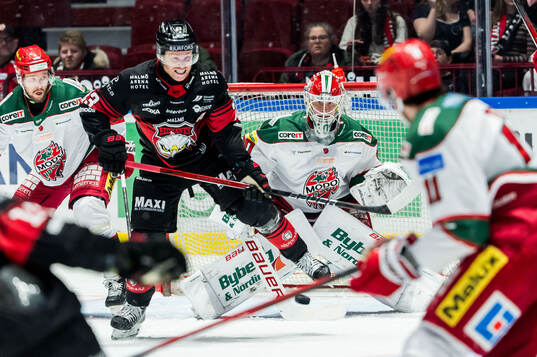 Malmö Redhawks Christoffer Forsberg och Modos målvakt