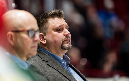 Modos tränare Mattias Karlin