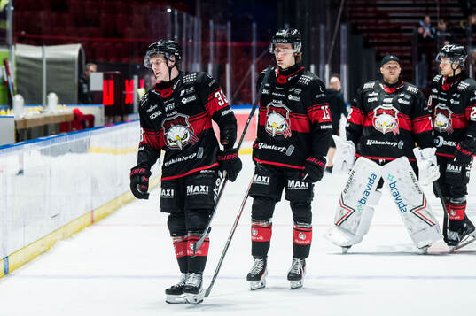 Malmö Redhawks Lassi Thomson och Freddie Larsson deppar