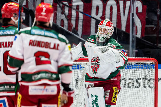Modos målvakt Lassi Lehtinen jublar
