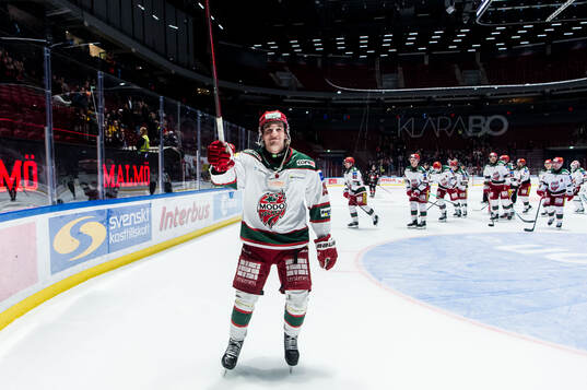 Modos Lucas Pettersson jublar