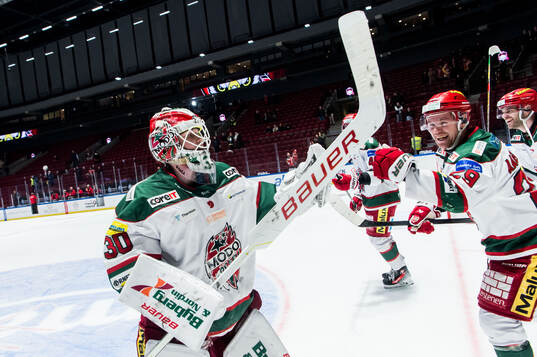 Modos målvakt Lassi Lehtinen och Mikkel Aagaard jublar