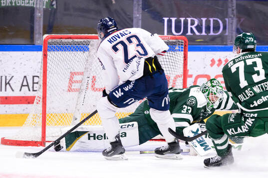 Linköpings Robin Kovacs skjuter 0-1 bakom Färjestads