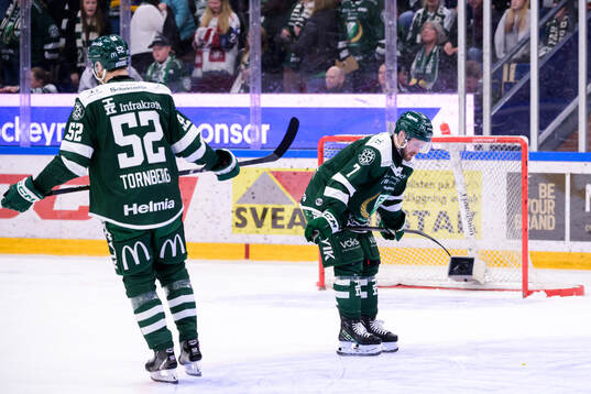 Färjestads August Tornberg och Axel Bergkvist deppar