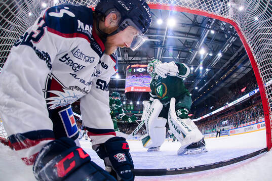 Linköpings Linus Hultström och Färjestads målvakt