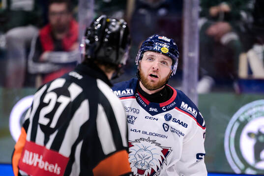 Linköpings Robin Kovacs i samtal med Domare Mikael