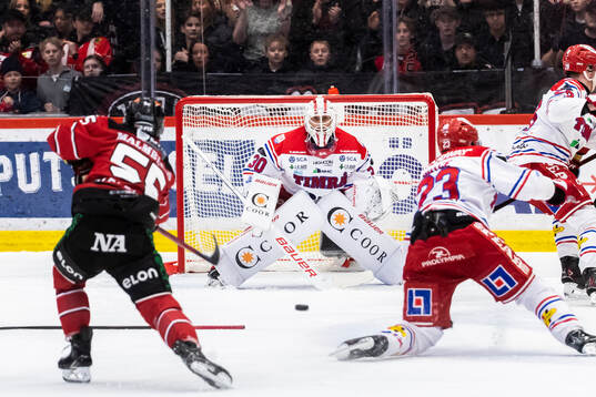Örebros David Quenneville och Timrås målvakt Jacob