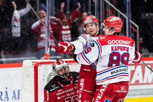Timrås Filip Hållander och Oliver Kapanen jublar