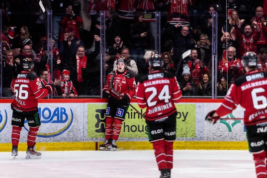 Örebros Melvin Fernström gör 4-2 och jublar med Robin
