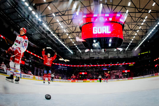 Örebros Patrik Puistola jublar vid 4-2 och Timrås Miika