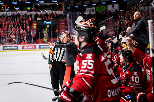 Örebros tränare Niklas Eriksson pratar med domaren