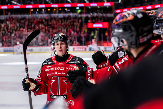 Örebros Robert Leino jublar vid 2-0