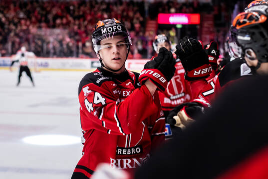Örebros Melvin Fernström jublar vid 4-2