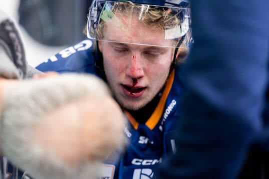 Växjös Karl Henriksson blöder