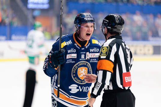 Växjös Dennis Rasmussen och Domare Kristoffer Folkstrand