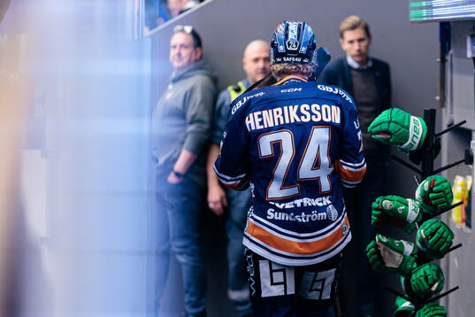 Växjös Karl Henriksson kliver av isen