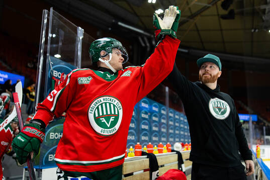 Frölundas Arttu Ruotsalainen och materialförvaltare Andy