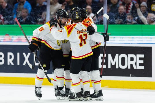 Brynäs Jakob Silfverberg jublar med lagkamrater