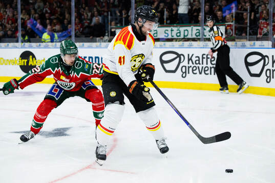 Frölundas Linus Nässen och Brynäs Greg Scott