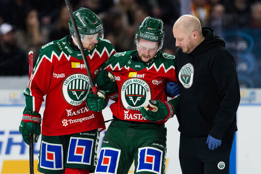 Frölundas Linus Weissbach leds av isen skadad