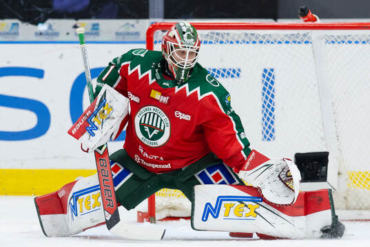 Frölundas målvakt Lars Johansson med en räddning