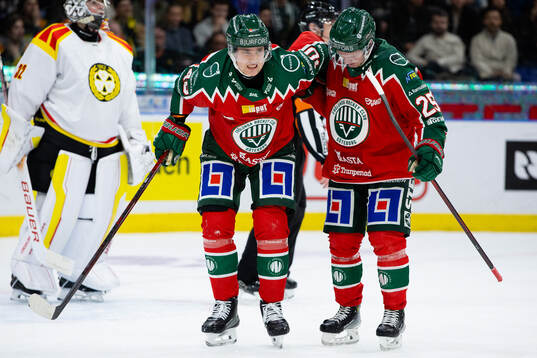 Frölundas Jacob Peterson får hjälp av isen av Arttu