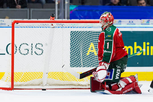 Frölundas målvakt Lars Johansson deppar