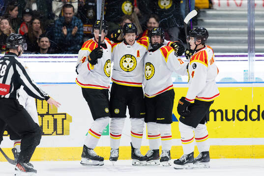 Brynäs Linus Ölund jublar med lagkamrater