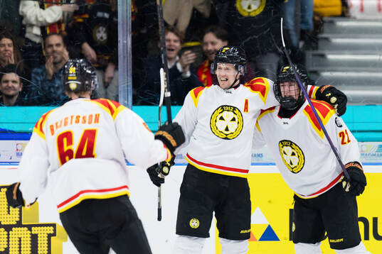 Brynäs Linus Ölund jublar med lagkamrater