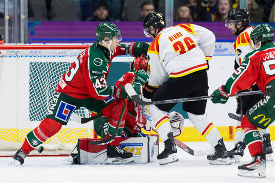 Brynäs Linus Ölund gör 0-2 målet bakom Frölundas Tom