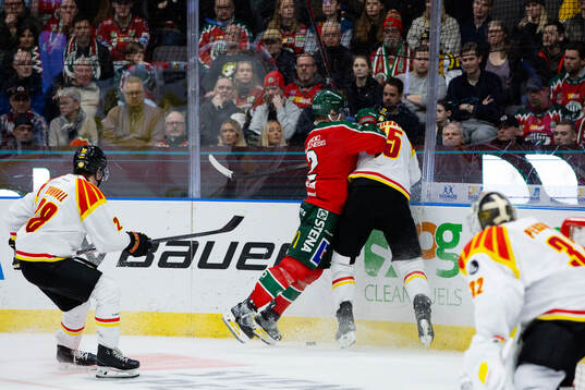 Frölundas Christian Folin tacklar Brynäs Simon Bertilsson