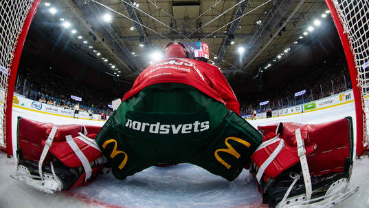 Frölundas målvakt Lars Johansson stretchar