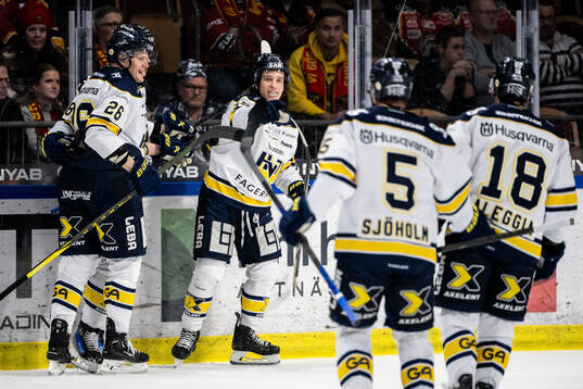 HV71s Tommi Tikka och Jamiro Reber jublar