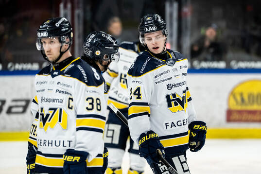 HV71s Olle Alsing och Oscar Fisker Molgaard deppar