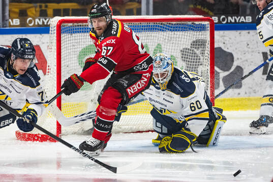 Luleås Linus Omark och HV71s målvakt Hugo Alnefelt