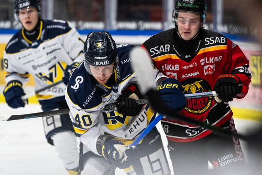 HV71s Oskar Stål-Lyrenäs och Luleås Arttu Tuhkala