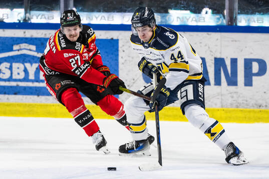 Luleås Oskari Laaksonen och HV71s Hugo Fransson