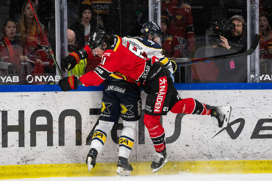 Luleås Markus Nurmi tacklar