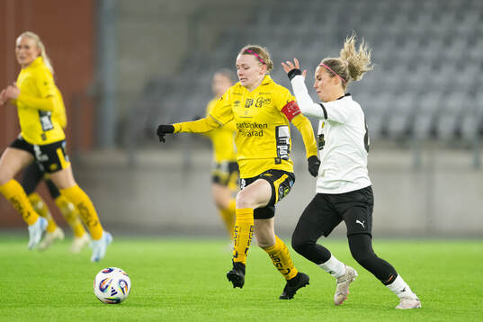 Elfsborgs Leann Nyström och Häckens Nathalie Staaf
