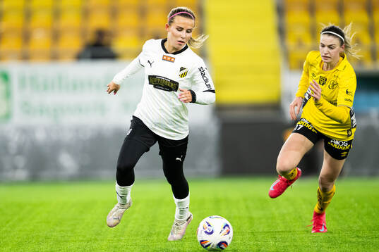 Häckens Nathalie Staaf och Elfsborgs Natalija Obradovic