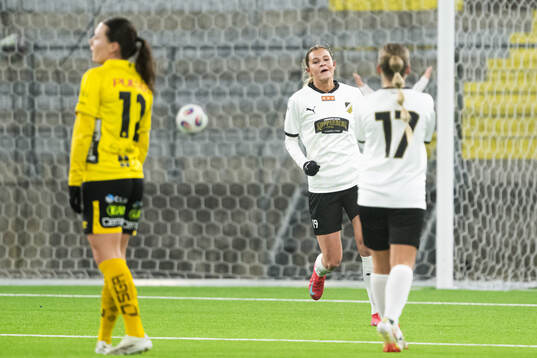 Häckens Lova Sternvik jublar