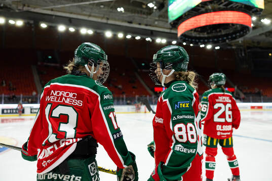 Frölundas Edit Danielsson och Sydney Brodt
